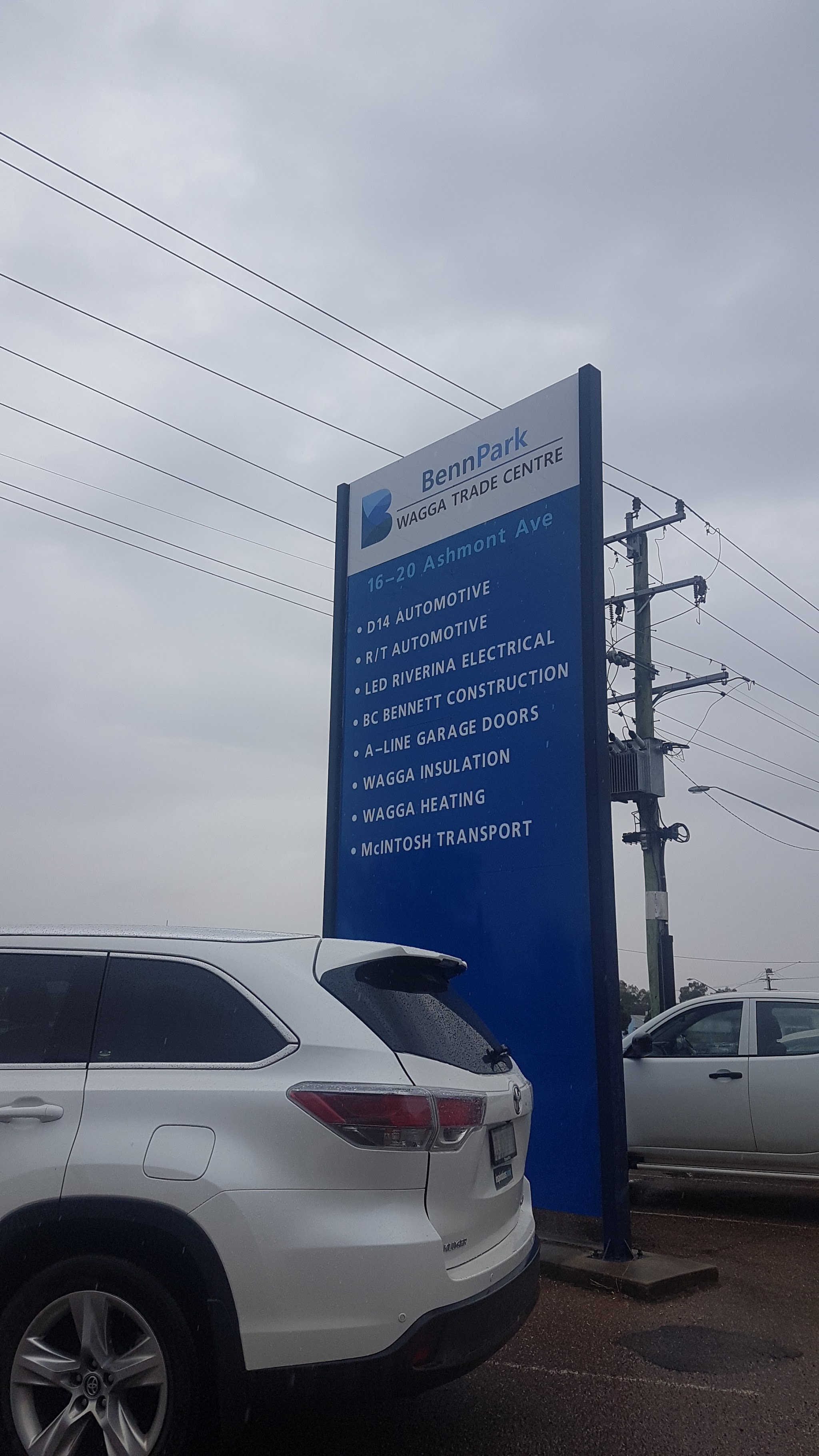 The Benn Park Wagga Trade Centre sign on Ashmont Ave listing R/T Automotive